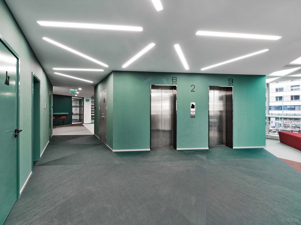 深青色現(xiàn)代風(fēng)辦公室裝修設(shè)計(jì)深青色電梯廳