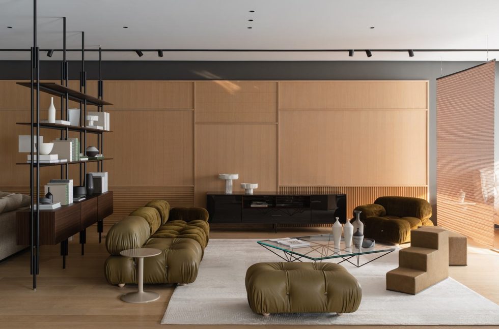 沙頭角現(xiàn)代簡約風(fēng)展廳裝修案例 軍綠色沙發(fā)木質(zhì)背景墻