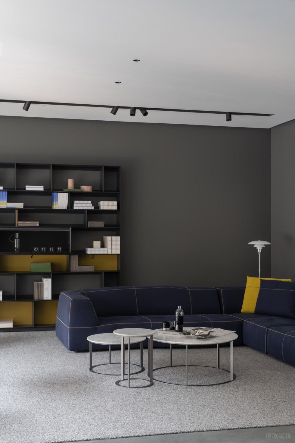 沙頭角現(xiàn)代簡約風(fēng)展廳裝修案例 深藍(lán)色布藝沙發(fā)