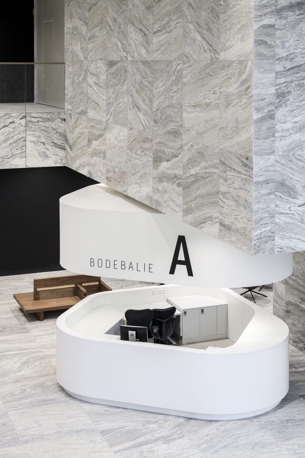 素雅現(xiàn)代風辦公室裝修設(shè)計純白色大堂前臺