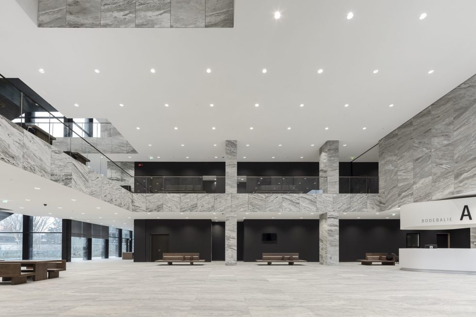 素雅現(xiàn)代風(fēng)辦公室裝修設(shè)計深木色大堂等候區(qū)