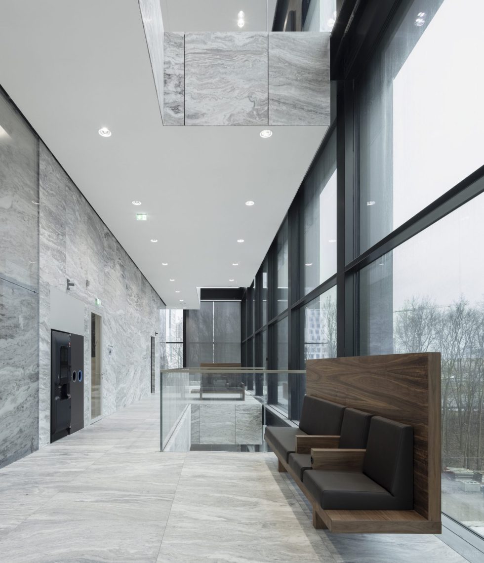 素雅現(xiàn)代風(fēng)辦公室裝修設(shè)計(jì)深木色過(guò)道休息區(qū) 素雅現(xiàn)代風(fēng)辦公室裝修設(shè)計(jì)深木色過(guò)道休息區(qū)