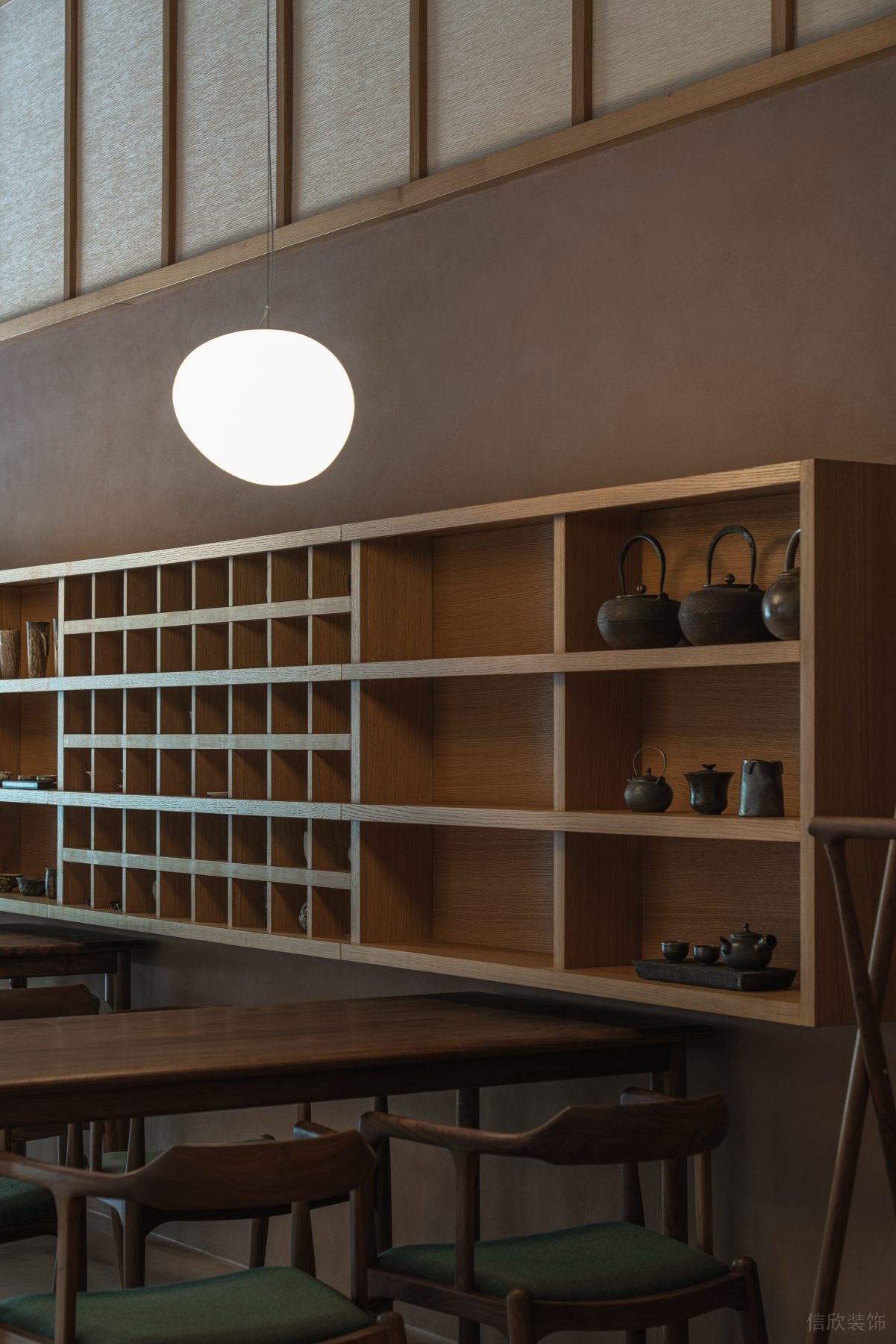 土黃簡(jiǎn)約色調(diào)收藏品展廳裝修設(shè)計(jì) 木質(zhì)桌椅飲茶區(qū)