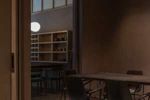 土黃簡約色調(diào)收藏品展廳裝修設(shè)計(jì) 藏品洽談區(qū)