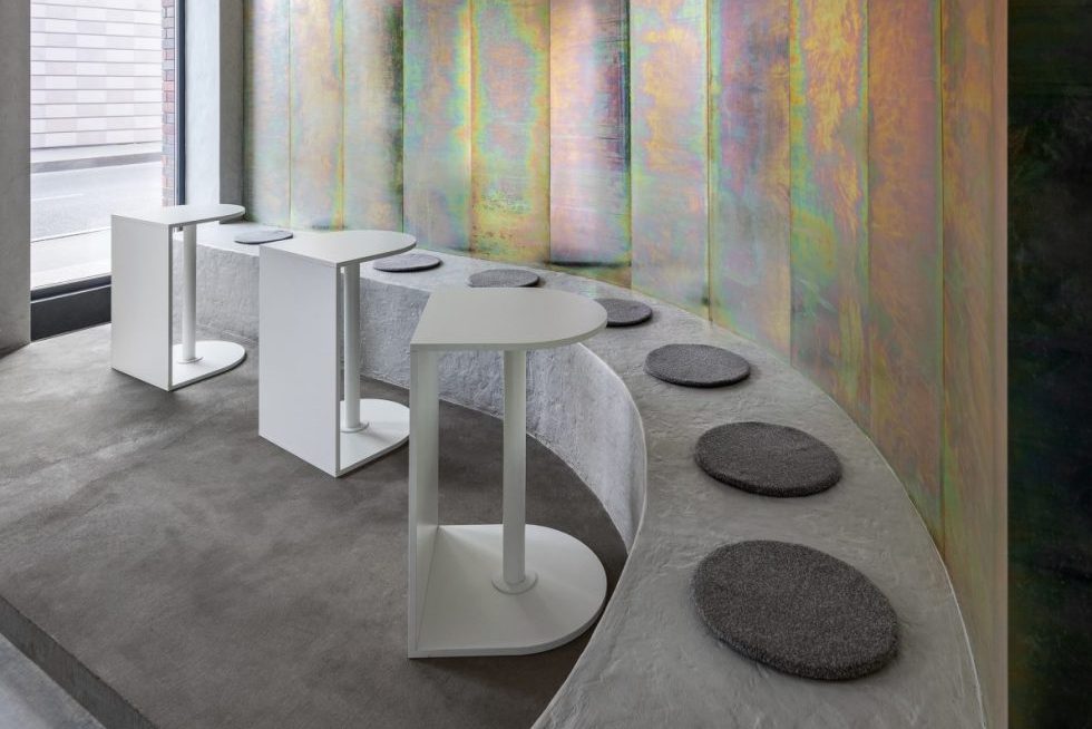 現(xiàn)代極簡(jiǎn)風(fēng)咖啡廳多彩鐳射飾面墻點(diǎn)綴卡座區(qū)裝修效果圖