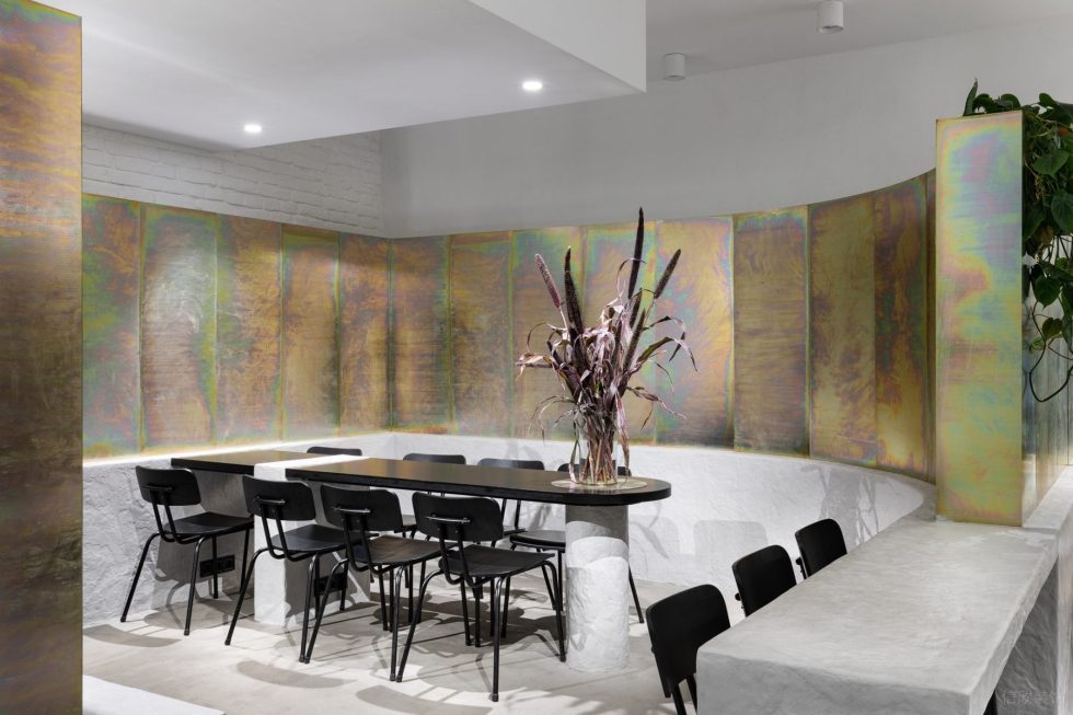 現(xiàn)代極簡(jiǎn)風(fēng)咖啡廳黑色烤漆桌椅搭白色凹凸桌腳半開(kāi)放卡座區(qū)效果圖