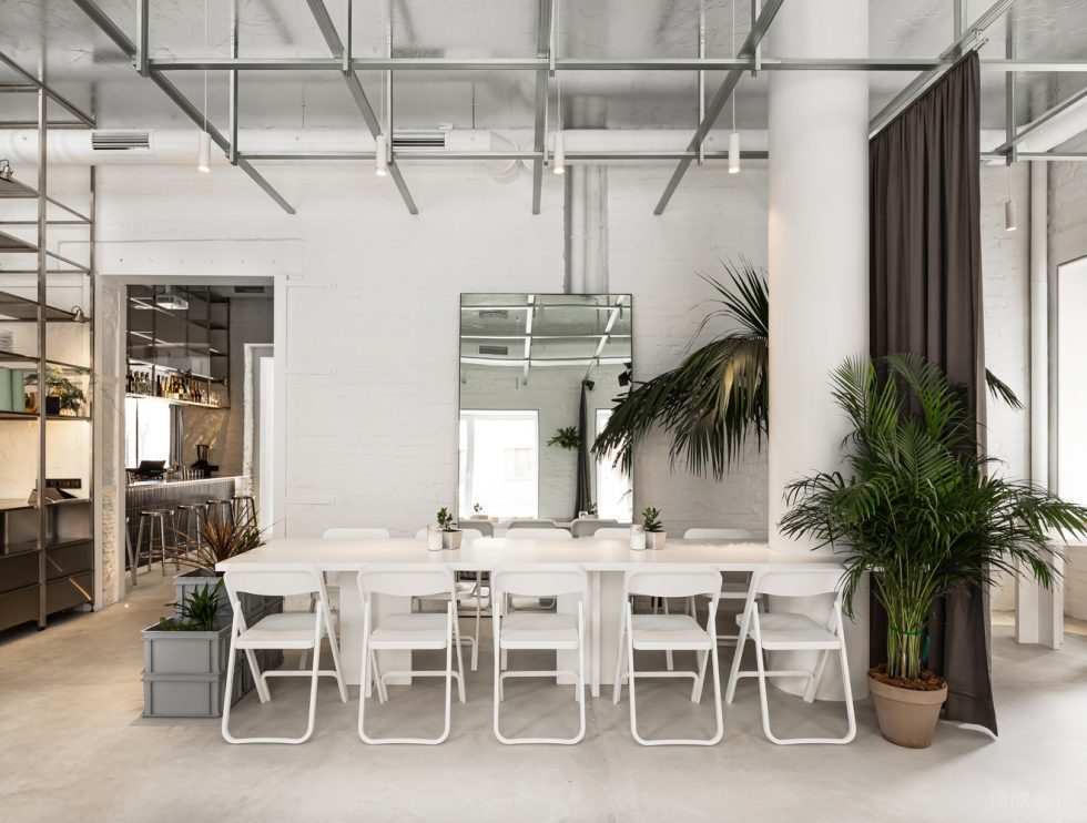 現(xiàn)代極簡(jiǎn)風(fēng)咖啡廳雅座區(qū)奶白色餐桌椅裝修效果圖