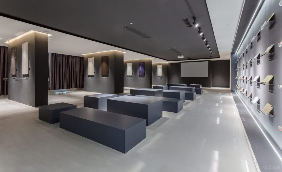 現(xiàn)代簡約風瓷磚陳列展廳裝修設計案例 黑色瓷磚陳列墻暖光燈帶