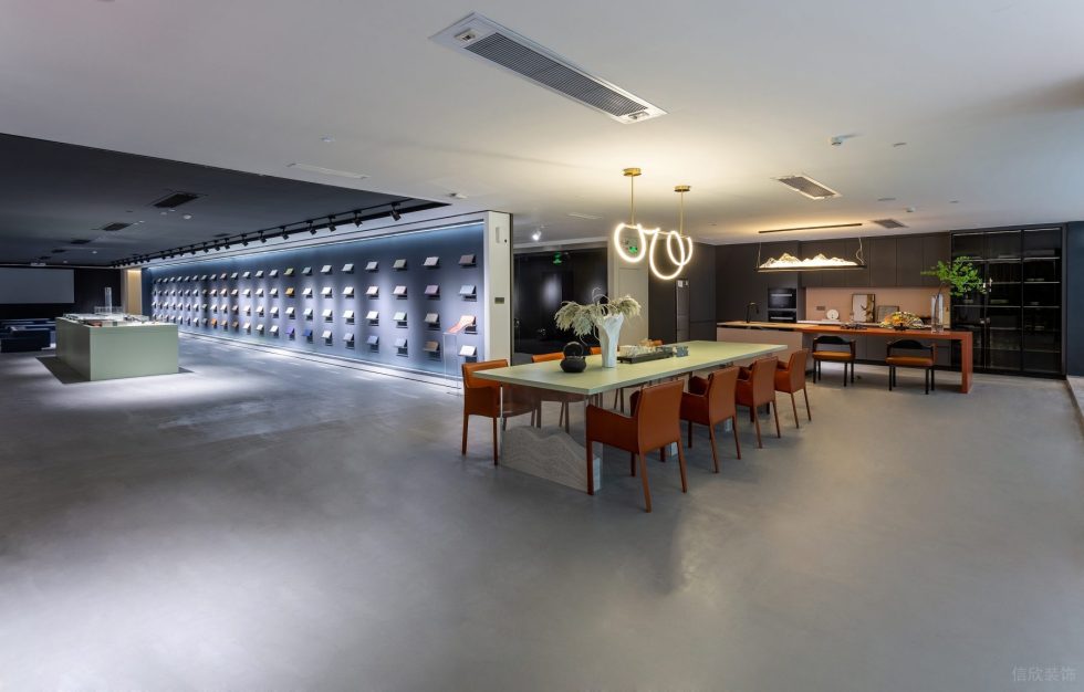 現(xiàn)代簡約風瓷磚陳列展廳裝修設計案例 綠色中島臺桌面及橙色椅子