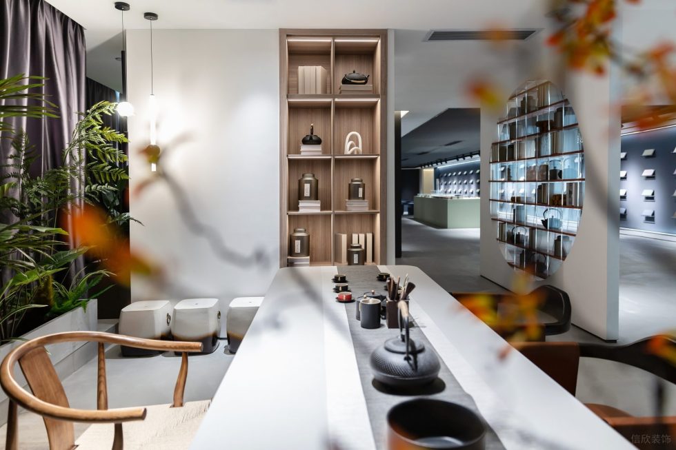 現(xiàn)代簡約風瓷磚陳列展廳裝修設計案例 入墻式木質裝飾柜及小綠植