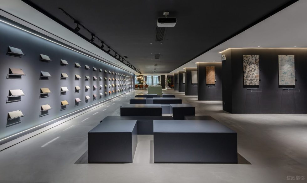 現(xiàn)代簡約風瓷磚陳列展廳裝修設計案例 深灰色幾何造型坐凳