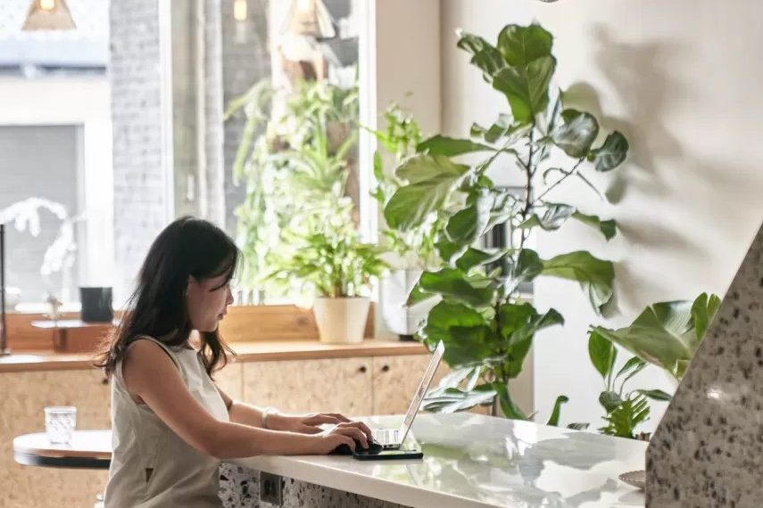 現(xiàn)代簡約風咖啡廳高矮不一線性垂吊燈設(shè)計效果圖