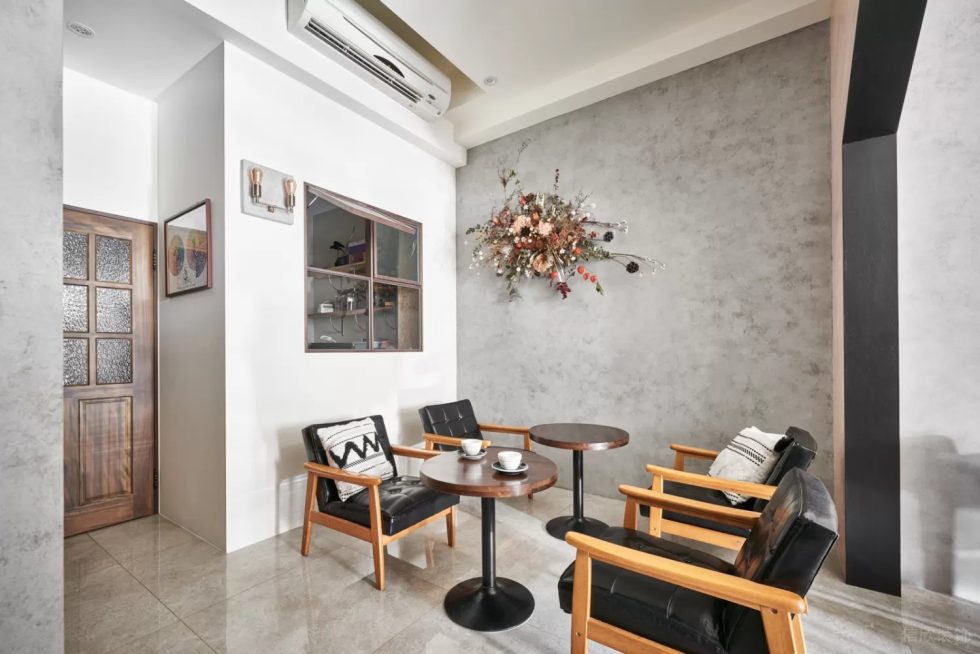 現(xiàn)代簡約風咖啡廳卡座區(qū)雙色墻面裝修對比圖