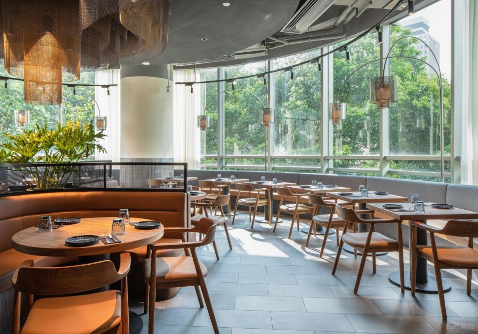 現(xiàn)代輕奢風(fēng)高級餐廳裝修設(shè)計(jì)原木餐桌與淺灰軟包搭配設(shè)計(jì)示意圖