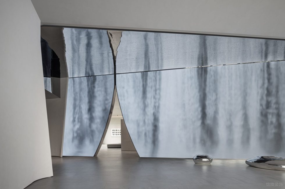 現(xiàn)代原木風展示中心裝修設計 灰藍色造型墻面