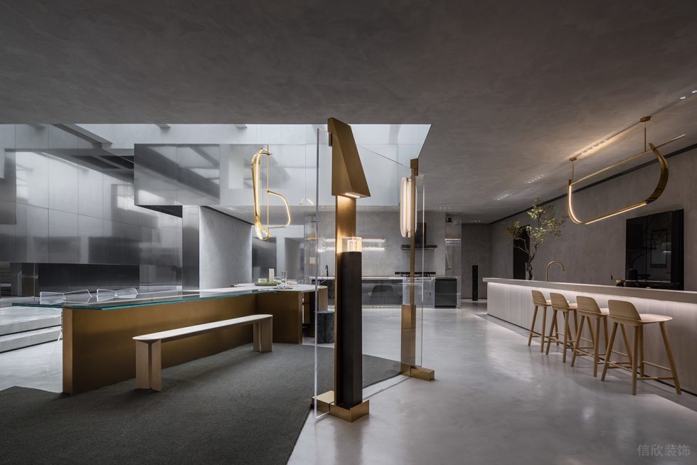 智能未來體驗(yàn)展廳裝修設(shè)計(jì) 香檳金底座淺藍(lán)玻璃展示臺(tái)