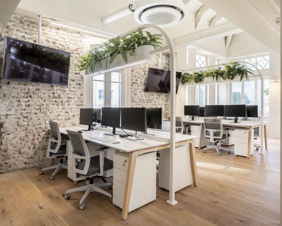 自然簡(jiǎn)約風(fēng)辦公室裝修設(shè)計(jì)白木色辦公桌