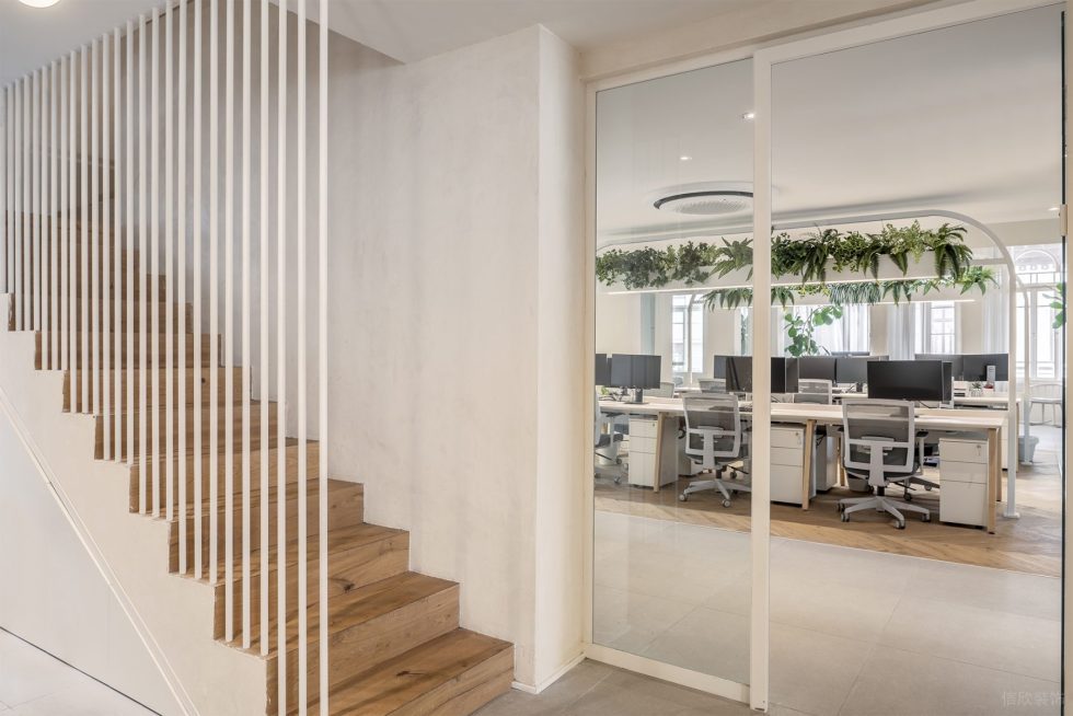 自然簡約風(fēng)辦公室裝修設(shè)計(jì)白木色樓梯