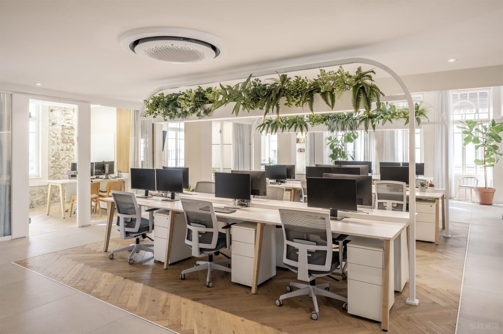 自然簡(jiǎn)約風(fēng)辦公室裝修設(shè)計(jì)暖白色工作區(qū)效果圖