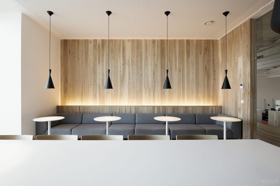 自然原木風(fēng)辦公室裝修設(shè)計(jì)灰色沙發(fā)休閑區(qū) 自然原木風(fēng)辦公室裝修設(shè)計(jì)灰色沙發(fā)休閑區(qū)