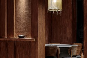 中式原木風中餐廳隔墻內(nèi)嵌展示柜裝修設計圖