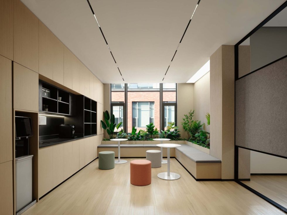 淡雅色簡(jiǎn)約現(xiàn)代風(fēng)辦公室裝修設(shè)計(jì)淺木色茶水間 淡雅色簡(jiǎn)約現(xiàn)代風(fēng)辦公室裝修設(shè)計(jì)淺木色茶水間