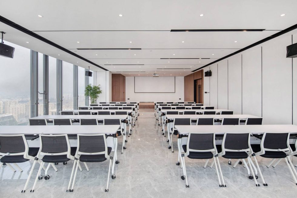 米白色極簡(jiǎn)風(fēng)辦公室裝修設(shè)計(jì)米白色培訓(xùn)室