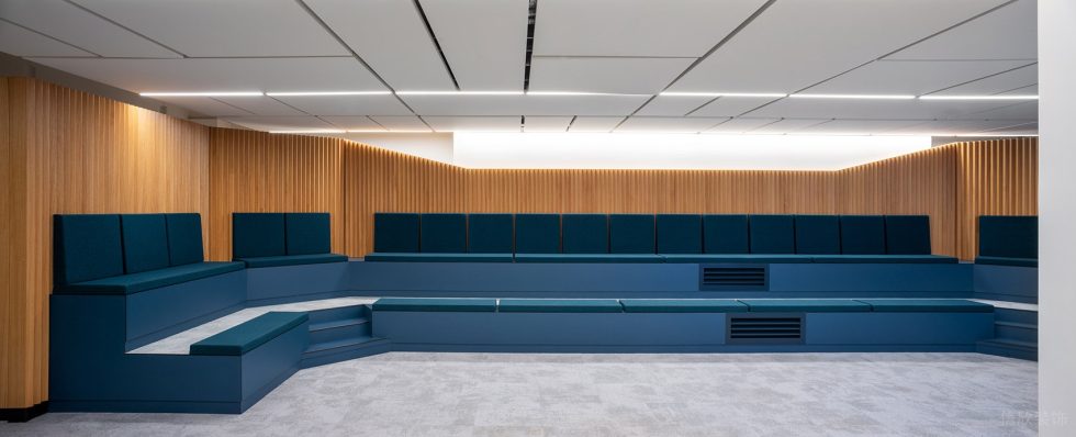 暖色調(diào)簡約風辦公室裝修設計暖木色培訓室