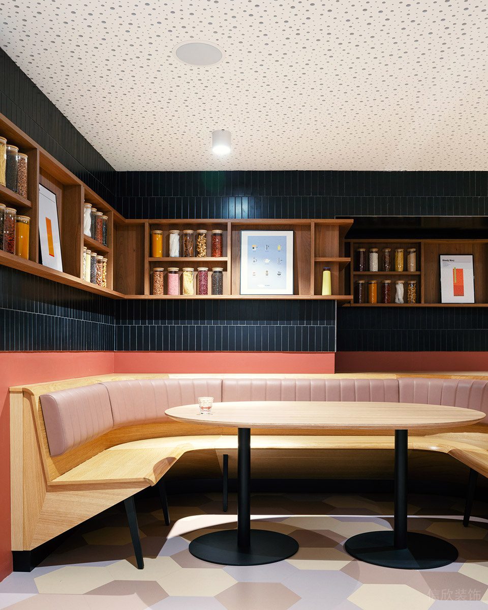 暖色調(diào)簡(jiǎn)約風(fēng)辦公室裝修設(shè)計(jì)暖木色員工用餐卡座