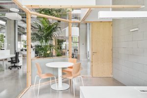 素木色簡約自然風辦公室裝修設(shè)計白木色洽談區(qū)效果圖