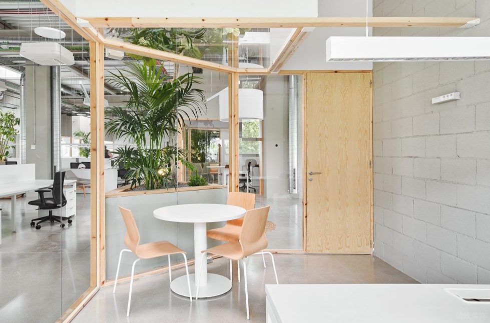 素木色簡約自然風(fēng)辦公室裝修設(shè)計(jì)白木色洽談區(qū)效果圖