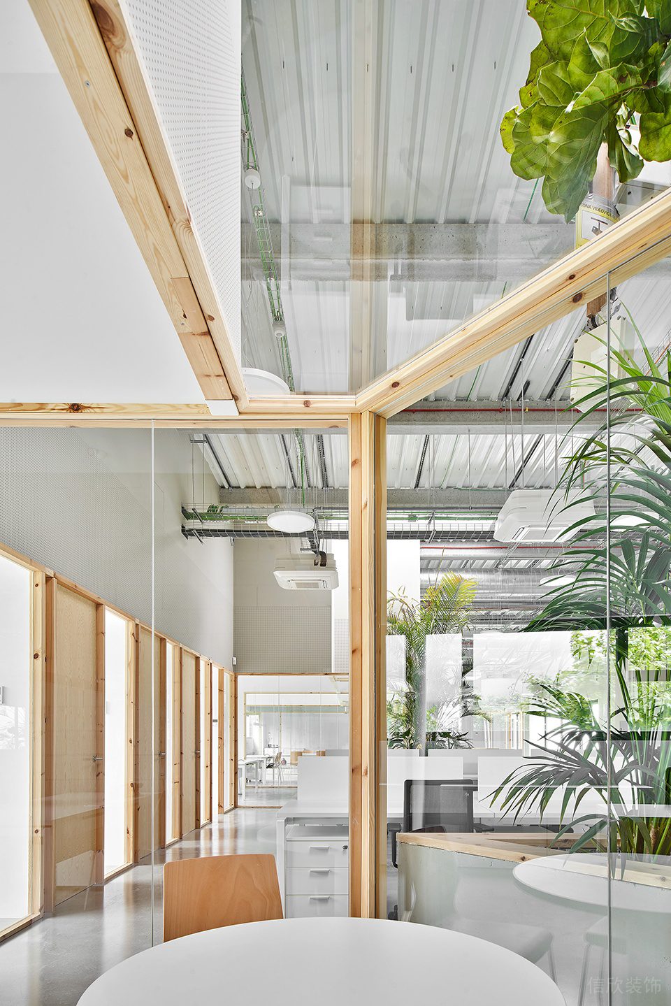 素木色簡約自然風(fēng)辦公室裝修設(shè)計(jì)原木色邊框玻璃隔斷 素木色簡約自然風(fēng)辦公室裝修設(shè)計(jì)原木色邊框玻璃隔斷