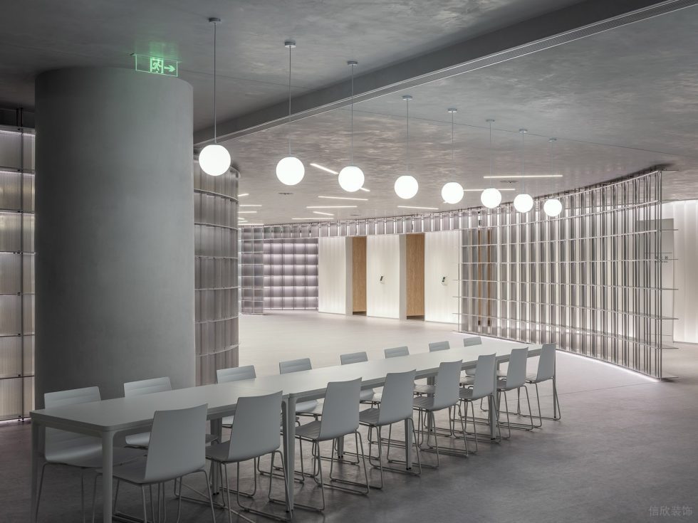 素色調(diào)現(xiàn)代簡約風(fēng)辦公室裝修設(shè)計灰白色開放式討論區(qū) 素色調(diào)現(xiàn)代簡約風(fēng)辦公室裝修設(shè)計灰白色開放式討論區(qū)