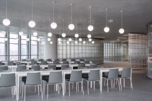 素色調(diào)現(xiàn)代簡約風(fēng)辦公室裝修設(shè)計灰白色職工餐廳