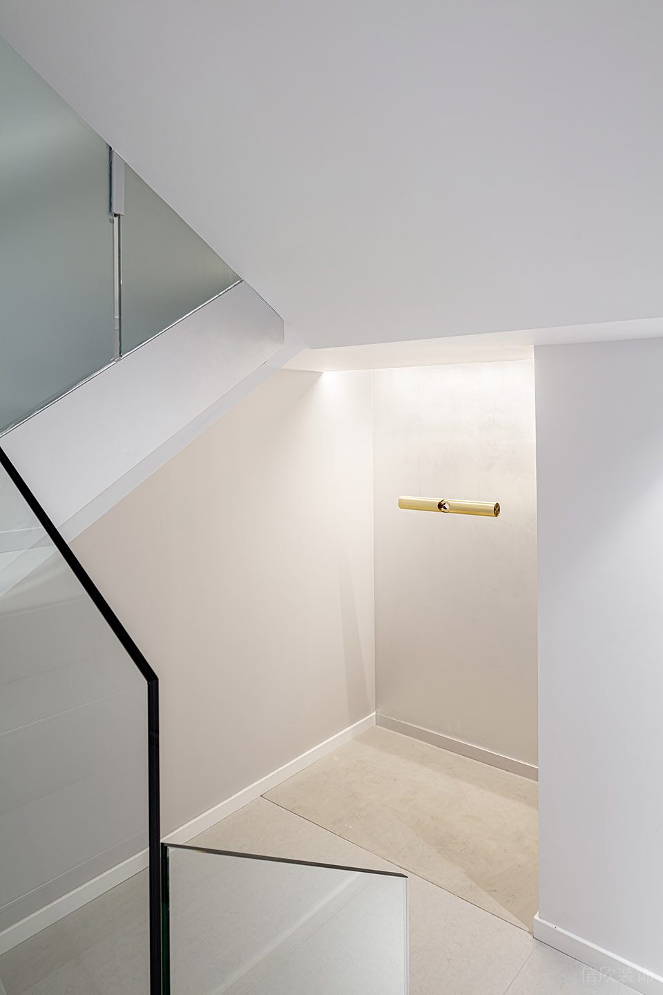 純樸色現(xiàn)代簡約風辦公室裝修設計白色樓梯間