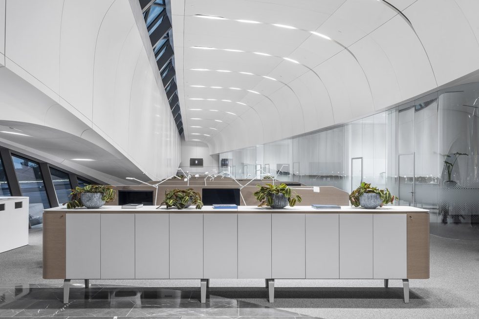 灰白色現(xiàn)代簡約風(fēng)辦公室裝修設(shè)計(jì)白木色儲(chǔ)物柜