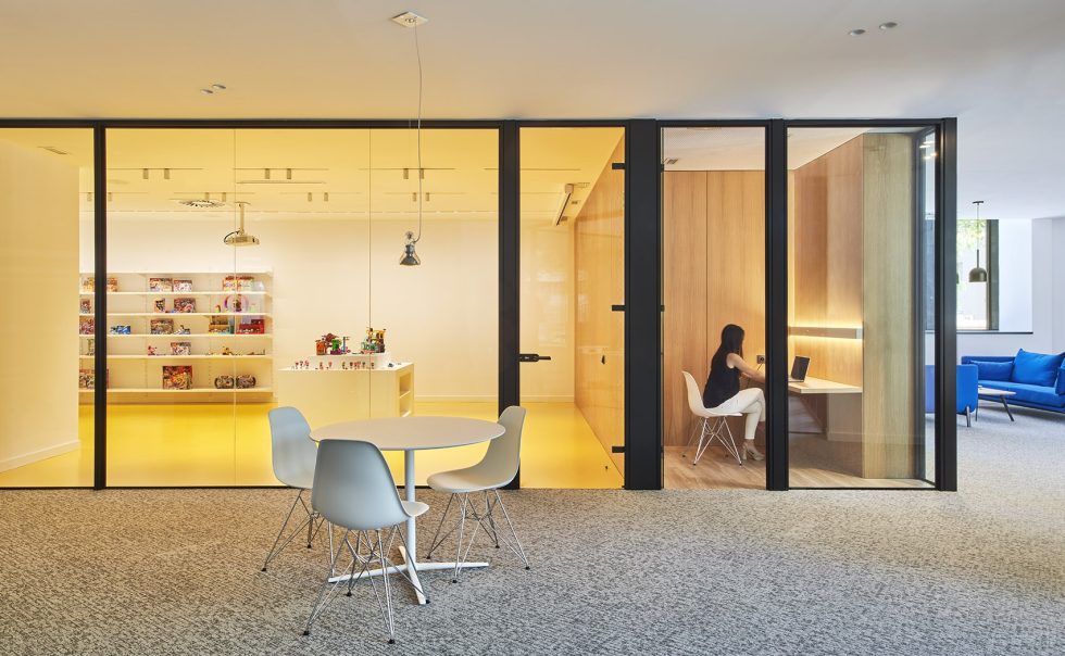 清淡色現(xiàn)代簡約風(fēng)辦公室裝修設(shè)計純白色圓形洽談桌 清淡色現(xiàn)代簡約風(fēng)辦公室裝修設(shè)計純白色圓形洽談桌