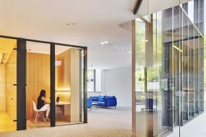 清淡色現(xiàn)代簡約風(fēng)辦公室裝修設(shè)計暖木色主管辦公區(qū)效果圖