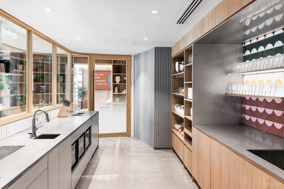 清新現(xiàn)代風(fēng)辦公室裝修設(shè)計(jì)灰木色茶水間 清新現(xiàn)代風(fēng)辦公室裝修設(shè)計(jì)灰木色茶水間