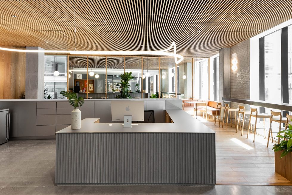 清新現(xiàn)代風辦公室裝修設(shè)計淺灰色前臺