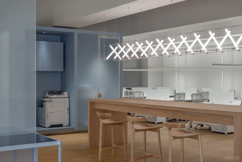 清雅色簡約風辦公室裝修設計原木色吧臺休閑區(qū)