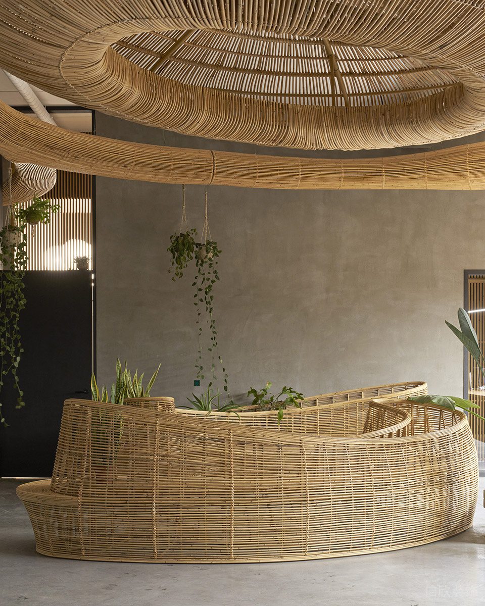 素木色極簡風辦公室裝修設計暖色調(diào)竹編圓弧卡座洽談區(qū) 素木色極簡風辦公室裝修設計暖色調(diào)竹編圓弧卡座洽談區(qū)