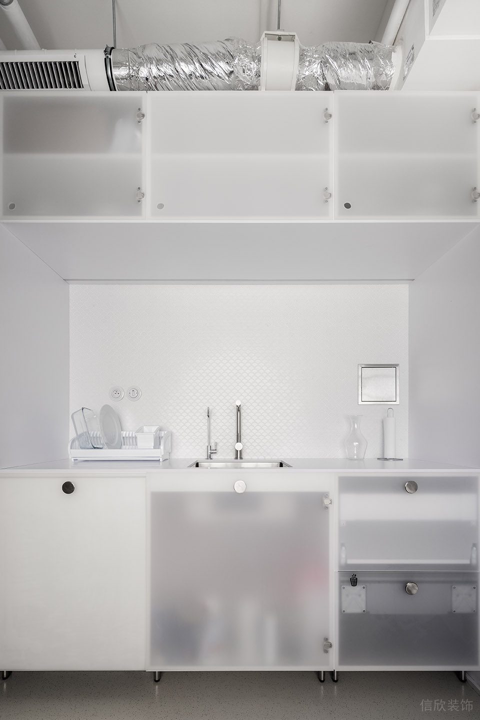 白色簡(jiǎn)約自然風(fēng)辦公室裝修設(shè)計(jì)白色系茶水柜 白色簡(jiǎn)約自然風(fēng)辦公室裝修設(shè)計(jì)白色系茶水柜