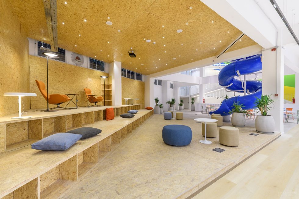 多彩色趣味現(xiàn)代風(fēng)辦公室裝修設(shè)計多彩色階梯式活動區(qū) 多彩色趣味現(xiàn)代風(fēng)辦公室裝修設(shè)計多彩色階梯式活動區(qū)