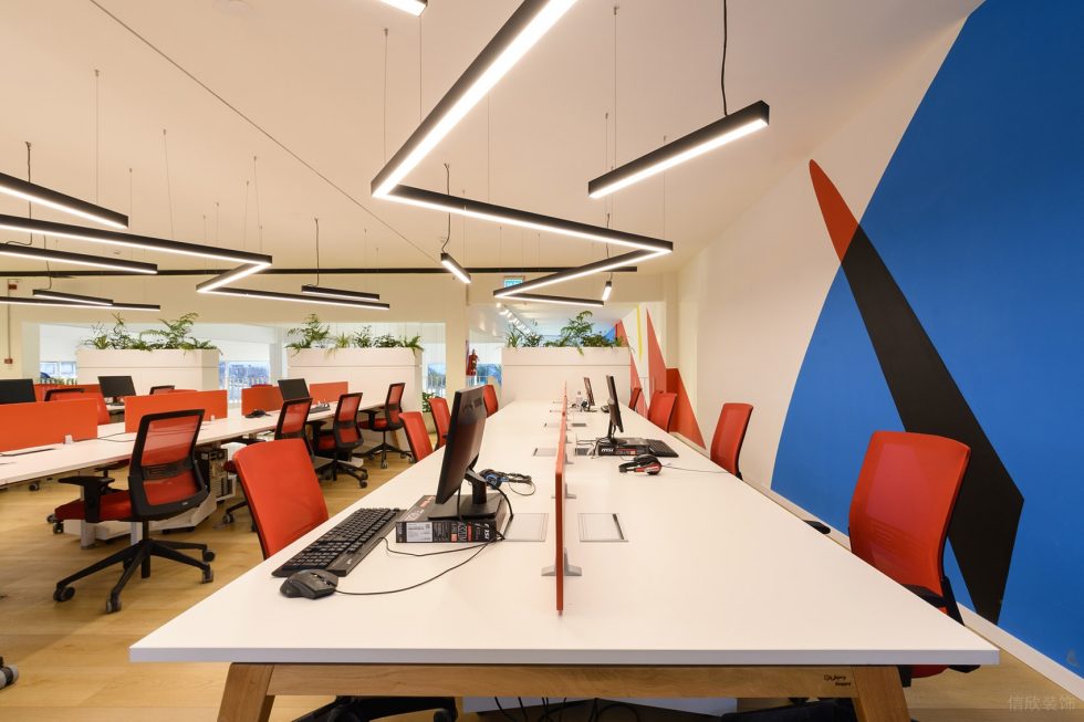 多彩色趣味現(xiàn)代風(fēng)辦公室裝修設(shè)計紅色辦公椅 多彩色趣味現(xiàn)代風(fēng)辦公室裝修設(shè)計紅色辦公椅