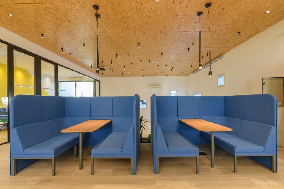 多彩色趣味現(xiàn)代風(fēng)辦公室裝修設(shè)計寶藍(lán)色卡座洽談區(qū) 多彩色趣味現(xiàn)代風(fēng)辦公室裝修設(shè)計寶藍(lán)色卡座洽談區(qū)