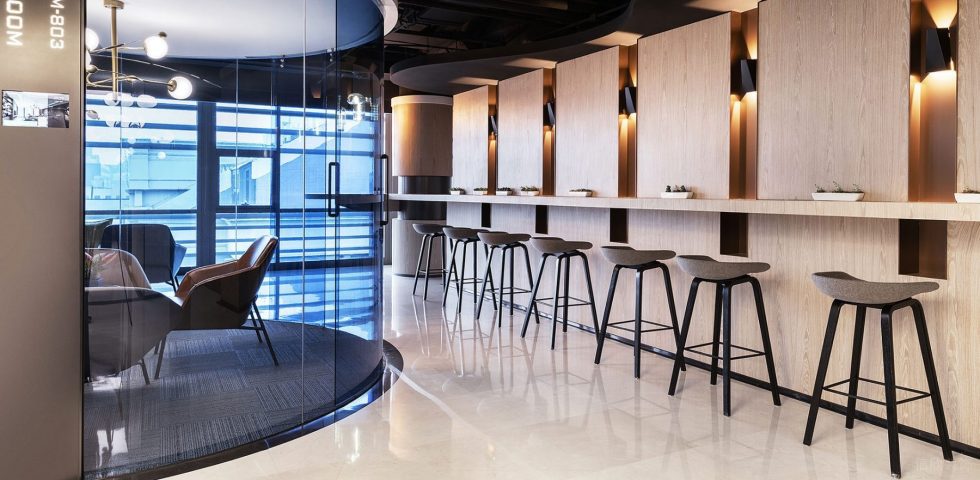 黑白灰高級現(xiàn)代風辦公室裝修設計吧臺休閑區(qū)