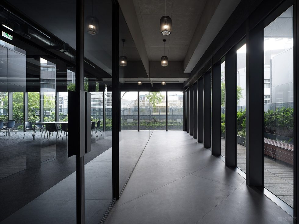 黑白灰時尚極簡風(fēng)辦公室裝修設(shè)計深色調(diào)走廊