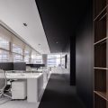 黑白色極簡(jiǎn)風(fēng)辦公室裝修設(shè)計(jì)黑色系過(guò)道效果圖