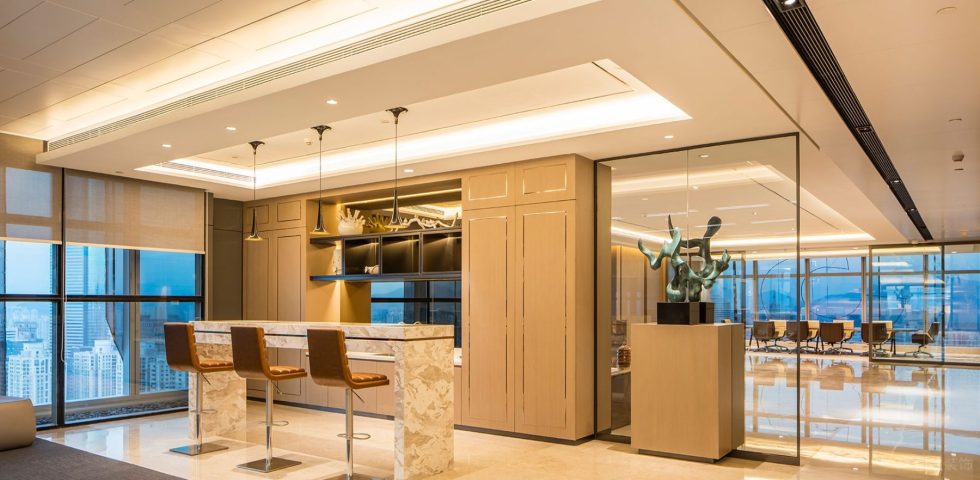 暖色調(diào)現(xiàn)代輕奢風辦公室裝修設計木紋色吧臺休閑區(qū)